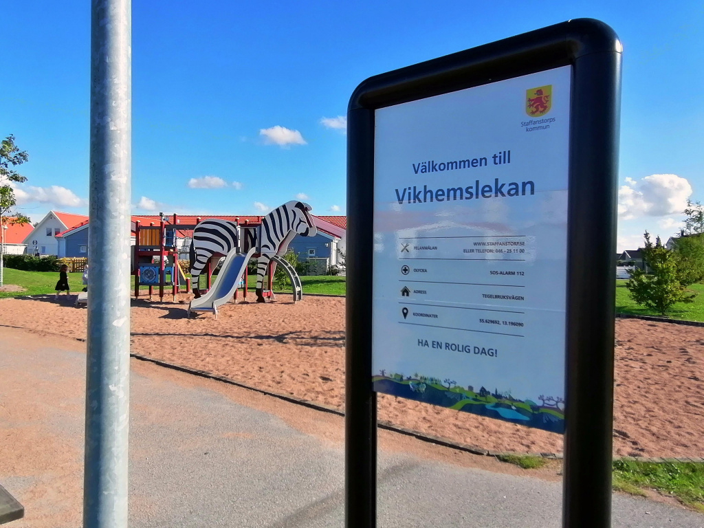 Vikhemslekan, en lekplats byggd som en zebra med rutschkana och klätterställning.