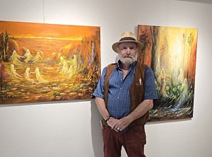 Rony Holmberg framför sin utställning