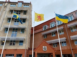 Flaggor utanför Rådhuset, Sveriges flagga, kommunens flagga och Ukrainas flagga.