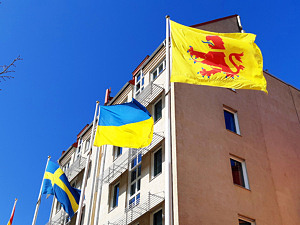Flaggning vid Rådhuset med svensk, ukrainsk och kommunflagga.