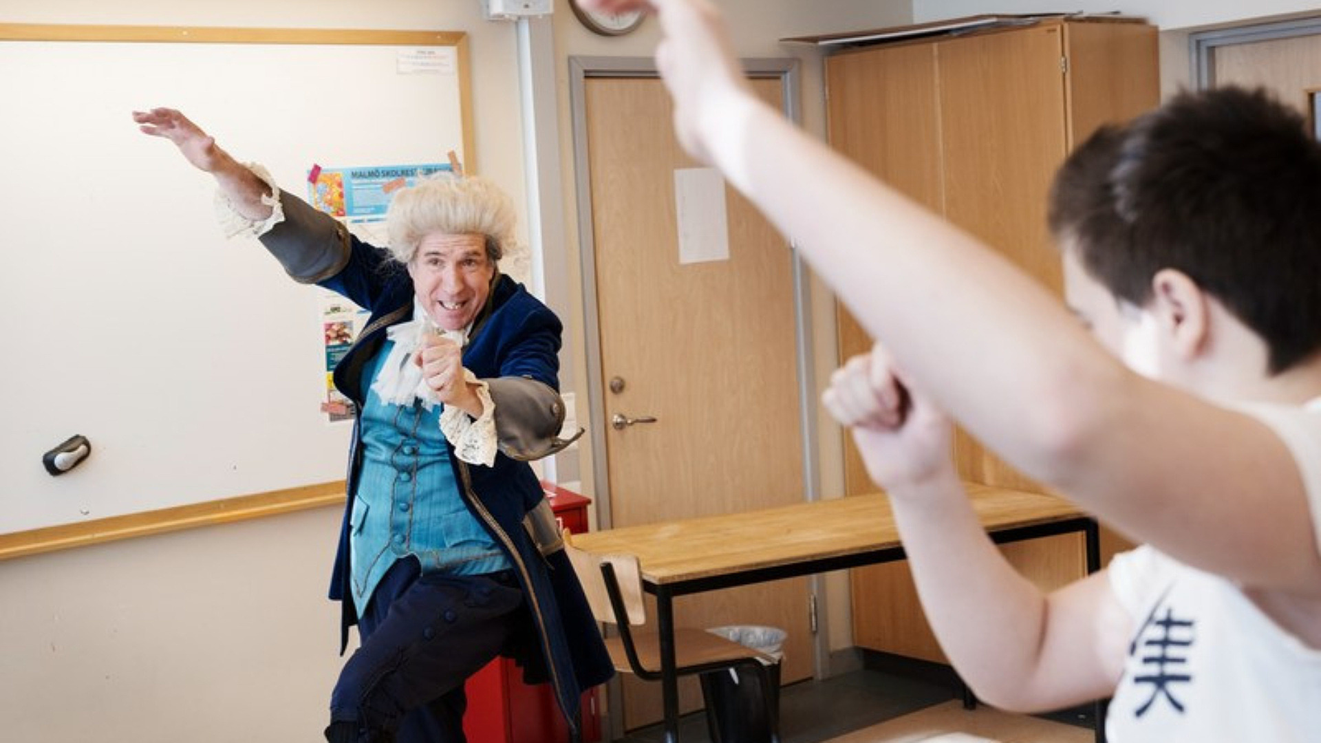 Ed Damron utklädd i peruk och kläder av äldre stuk.