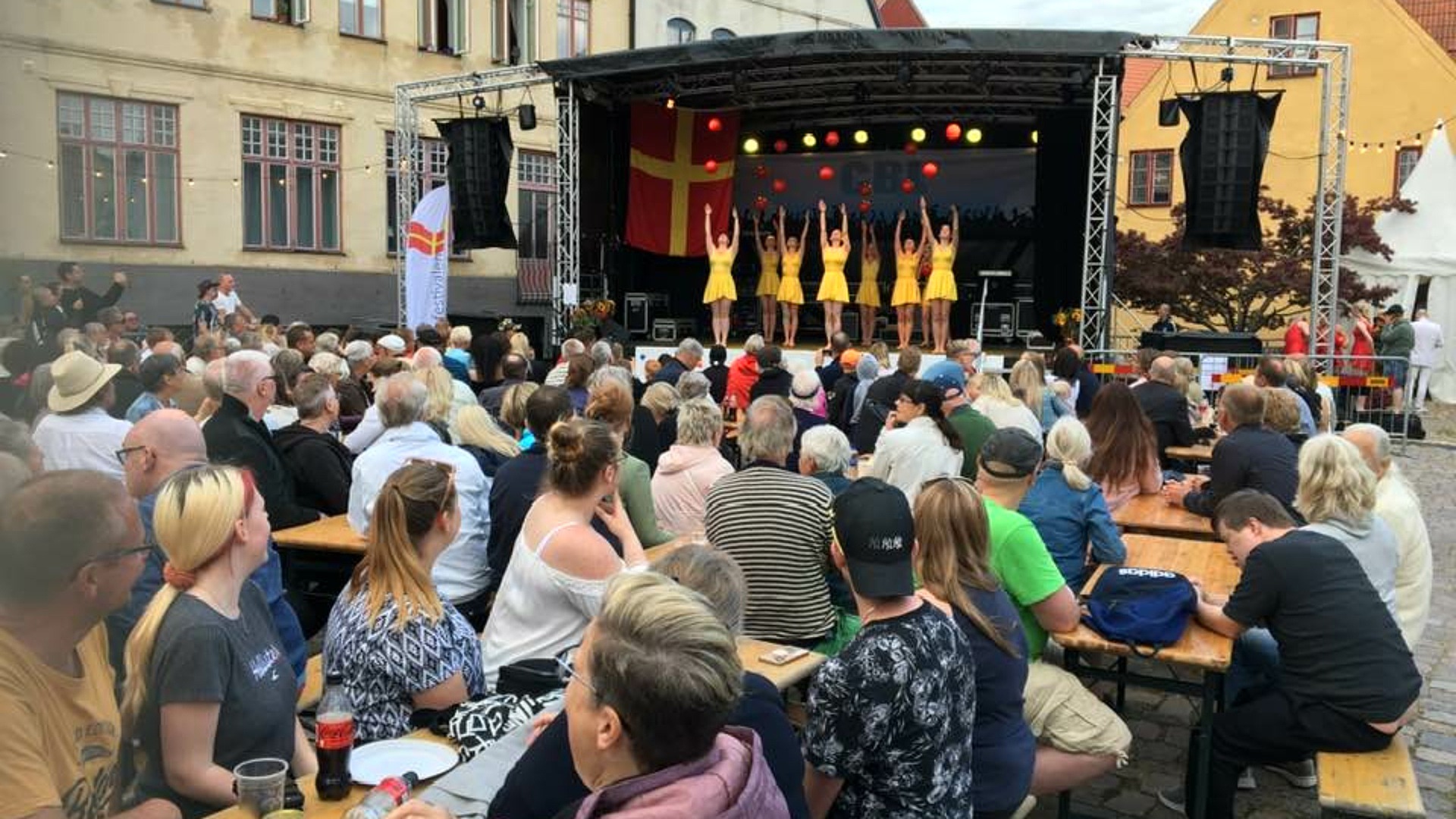 Malmöflickorna under ett framträdande på torget i Jakriborg.