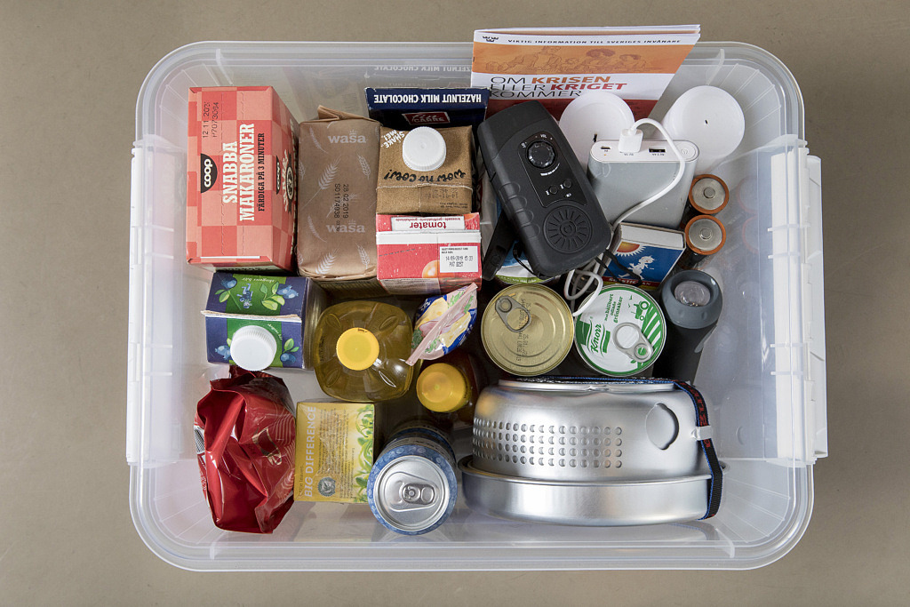 En plastlåda med matvaror och stormkök