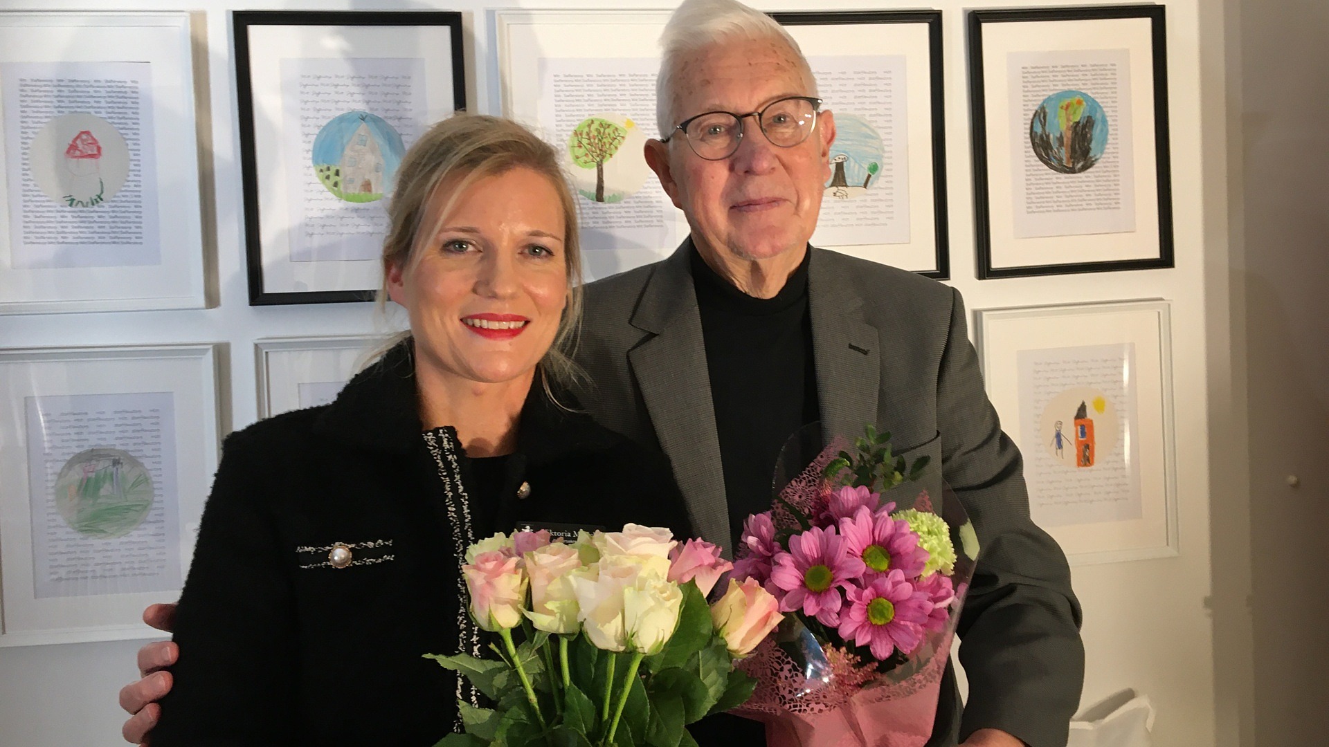 Invigning av jubleumsutställningen i Staffanstorps konsthall. Kultursekreterare Viktoria Munck och Hembygdsföreningens Hans Nilsson.