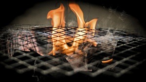 Eldsflamma i en grill.