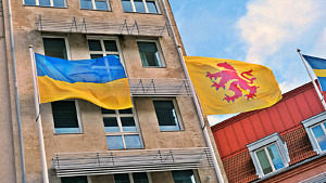 Ukrainas flagga och Staffanstorps kommuns flagga hissade bredvid varandra utanför rådhuset.