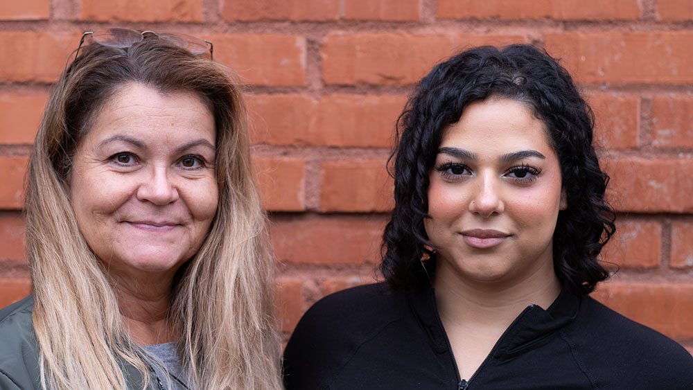 Lana och Mariam bredvid varandra. Foto.