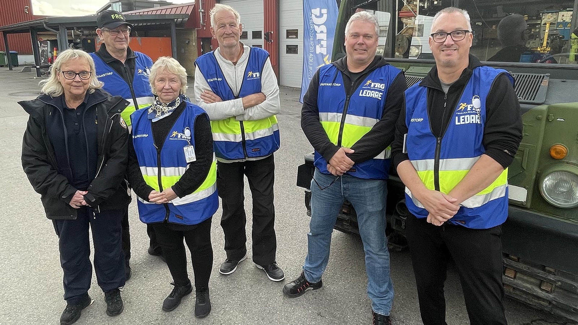 Frvilliga från FRG poserar framför en bandcvagn.
