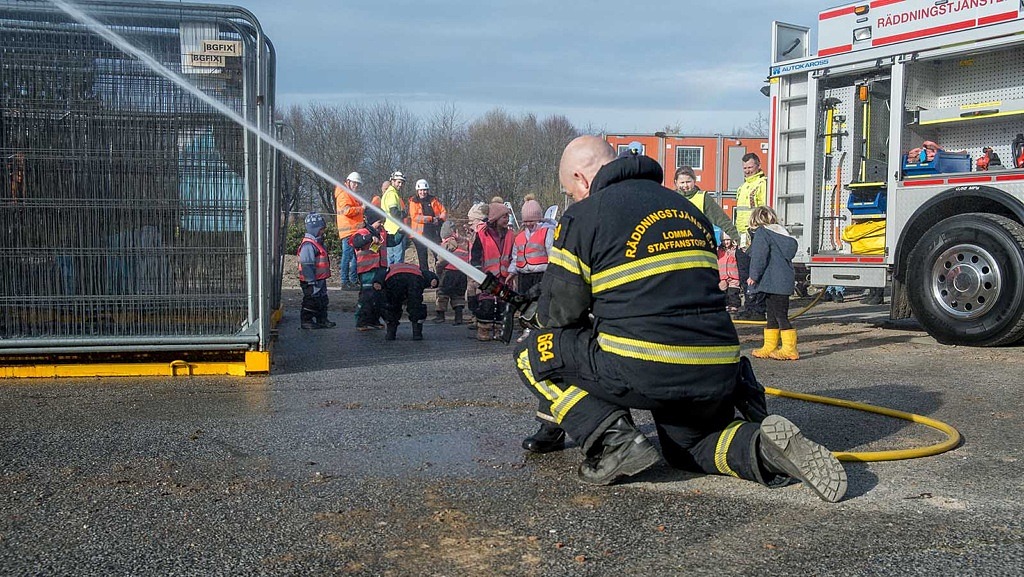 Vatten sprutar från brandslangen när räddningstjänsten lät barn prova brandbilens utrustning.