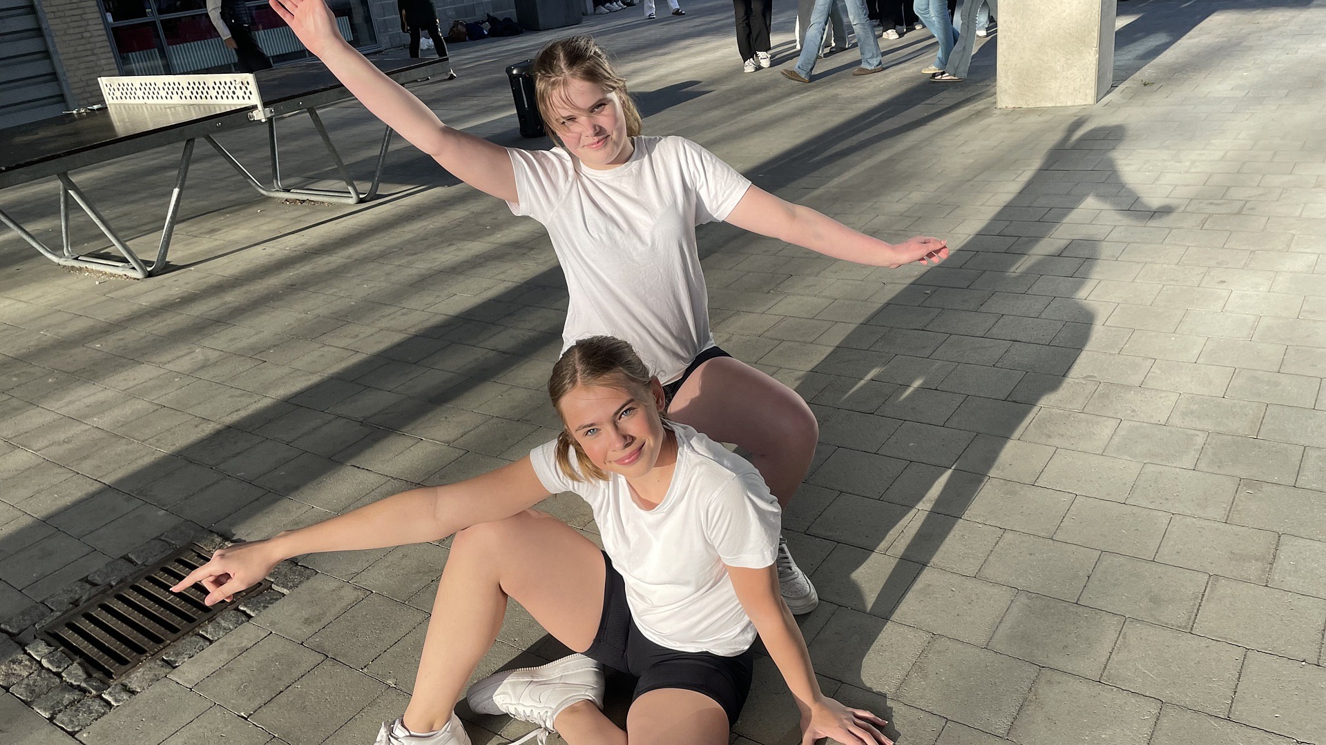 Två tjejer som poserar för dans. Foto.