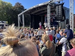 Publikhav framför en svart scen.