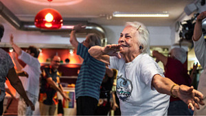 Äldre deltagare som dansar