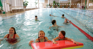 Lekande barn på Bråhögsbadet.