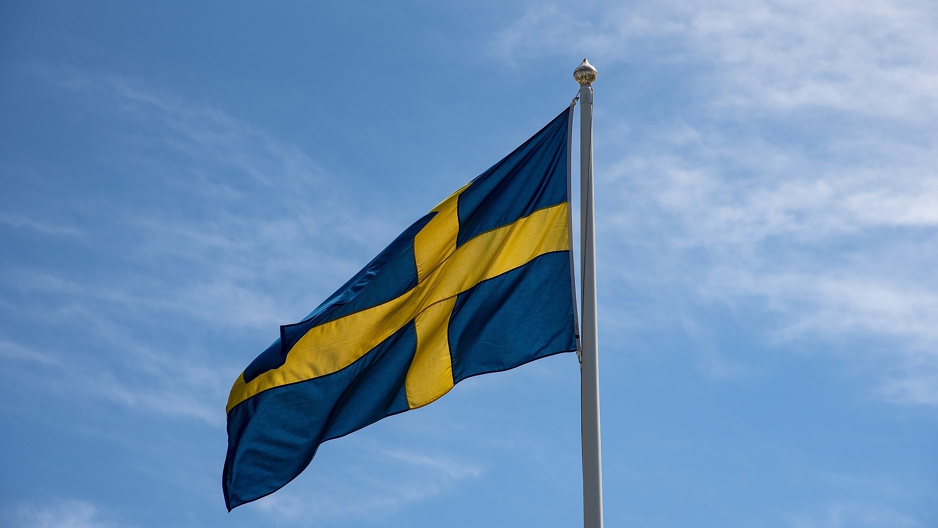 Svenska flaggan mot himlen