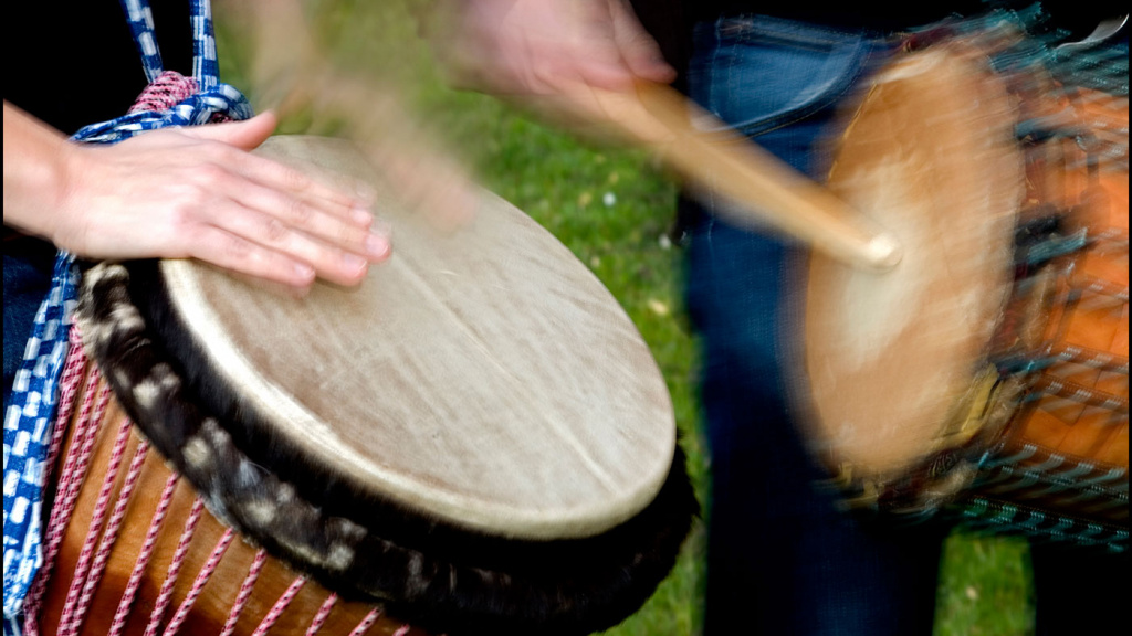 Bild oå instrument sambanji, en sorts trumma.